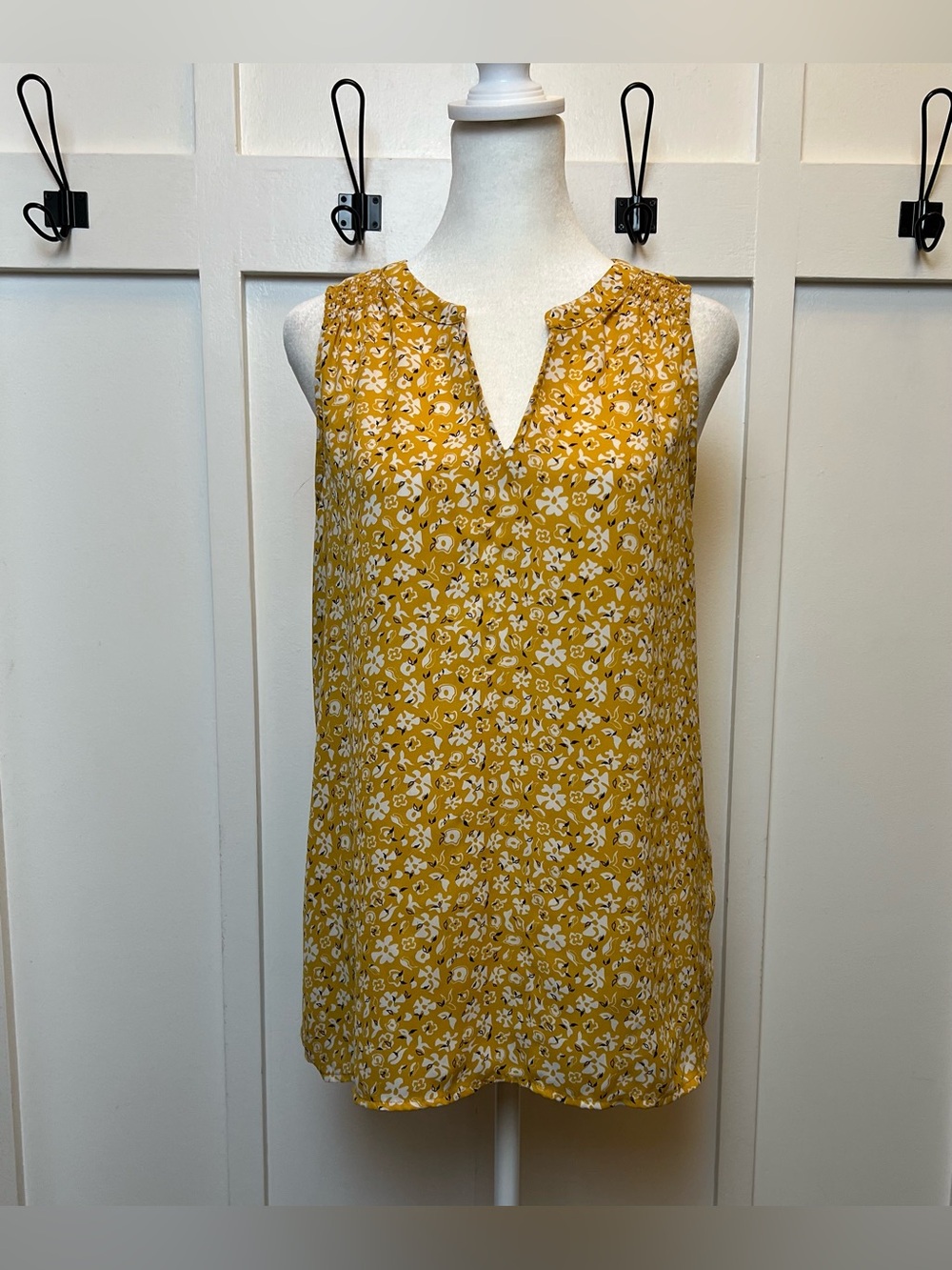 Jasmine & Juliana Size Medium Yellow Floral Boho Sleeveless Split V Neck Blouse